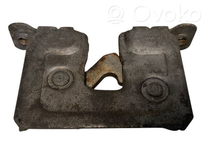 Dzinēja pārsega slēdzene