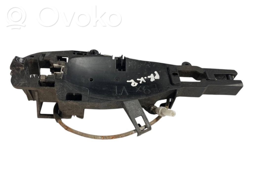 Priekšpusē turētājs / kronšteins ārējam atvēršanas rokturim