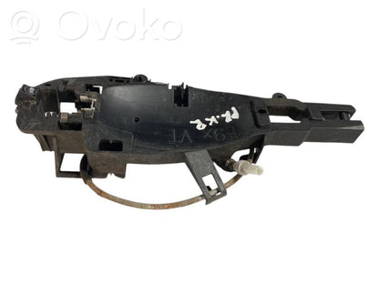 Priekšpusē turētājs / kronšteins ārējam atvēršanas rokturim