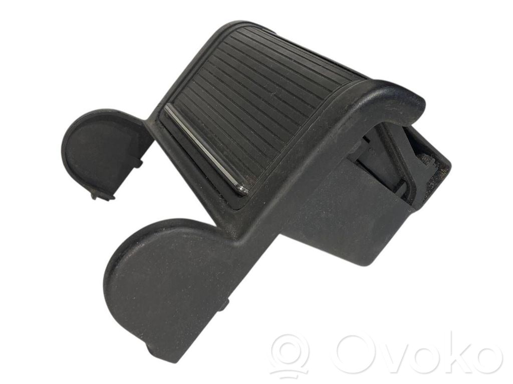 Pelnutrauks (aizmugurē)