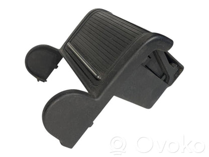 Pelnutrauks (aizmugurē)