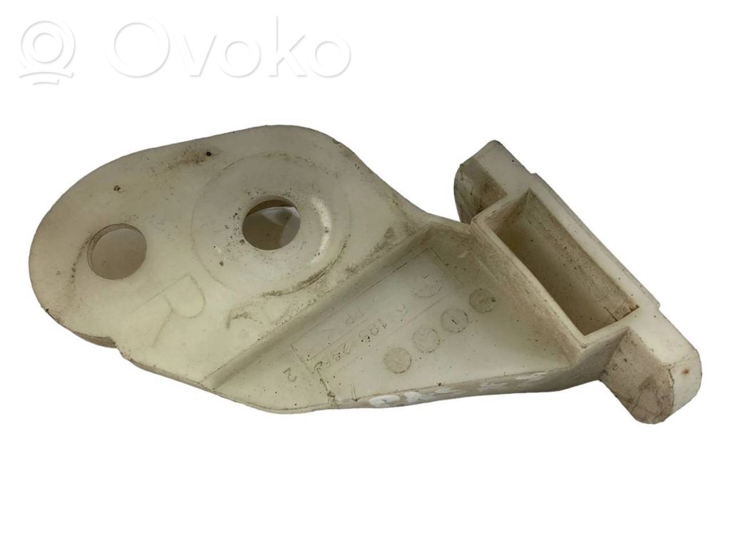 Priekšpusē bampera turētājs