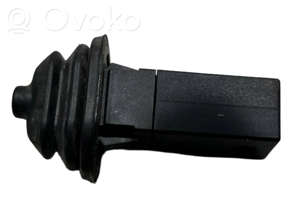 Degvielas tvertnes atvēršanas slēdzis