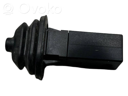 Degvielas tvertnes atvēršanas slēdzis