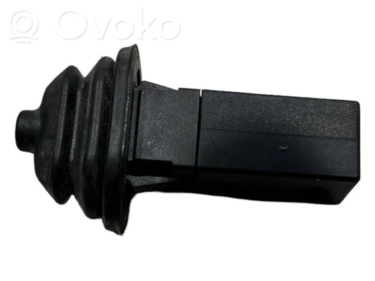 Degvielas tvertnes atvēršanas slēdzis