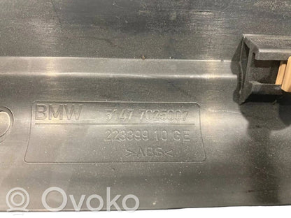 Priekšējā sliekšņa dekoratīvā apdare (iekšējā)