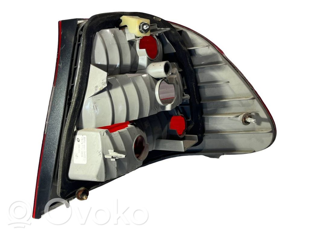 Aizmugurējais lukturis virsbūvē