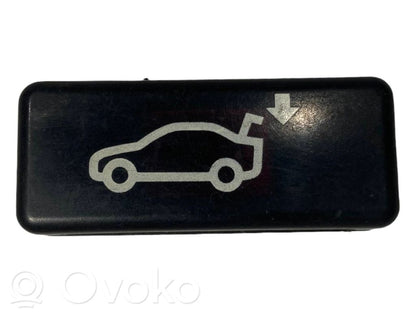 Aizmugurējo durvju aizvēršanas slēdzis