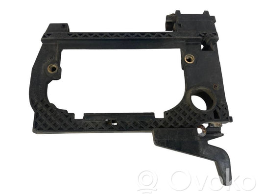 Priekšpusē turētājs / kronšteins ārējam atvēršanas rokturim