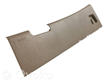 (B) statņa dekoratīvā apdare (augšdaļa)