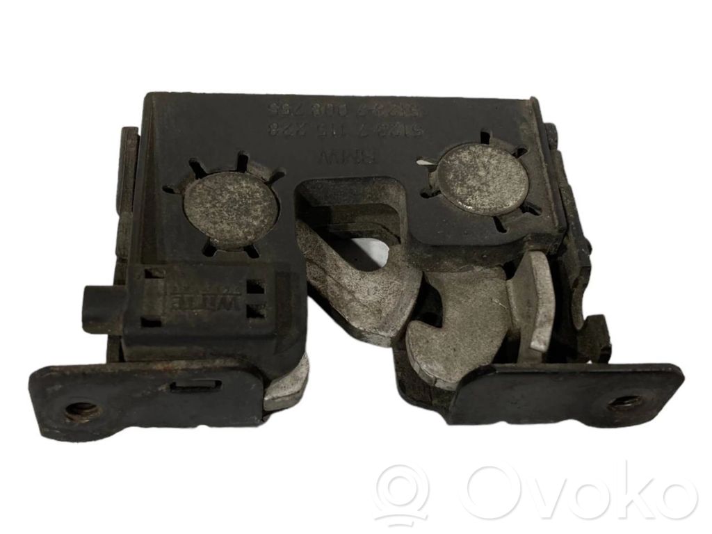 Dzinēja pārsega slēdzene