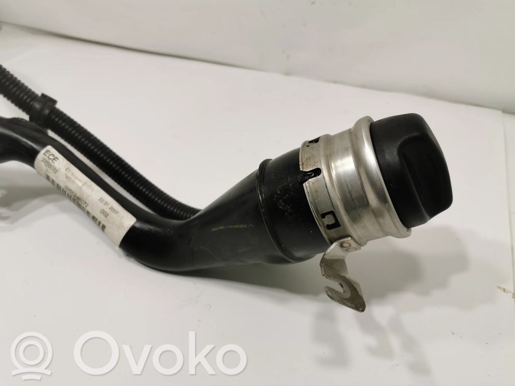 Degvielas tvertnes uzpildes caurule