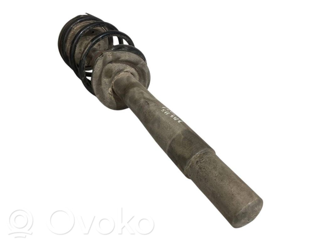 Priekšpusē amortizators ar atsperi