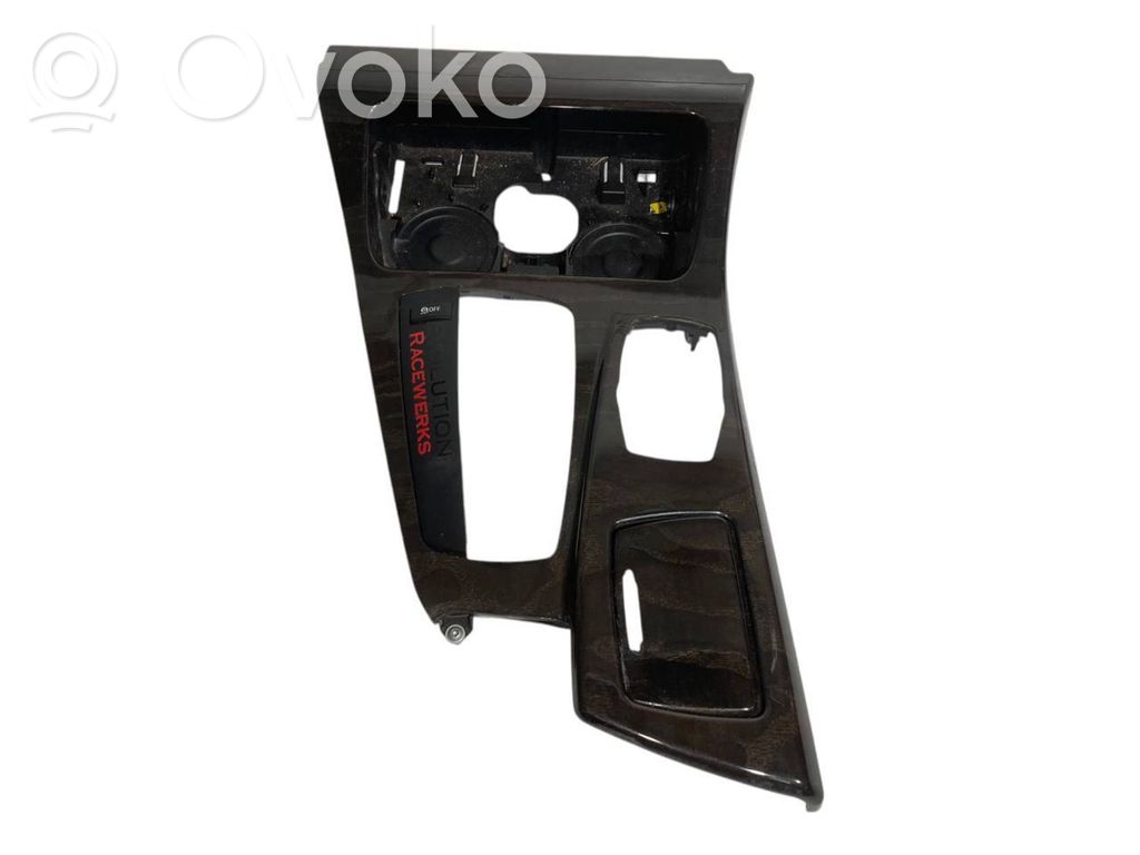 Paneļa dekoratīvās apdares vairogs (centrālais)