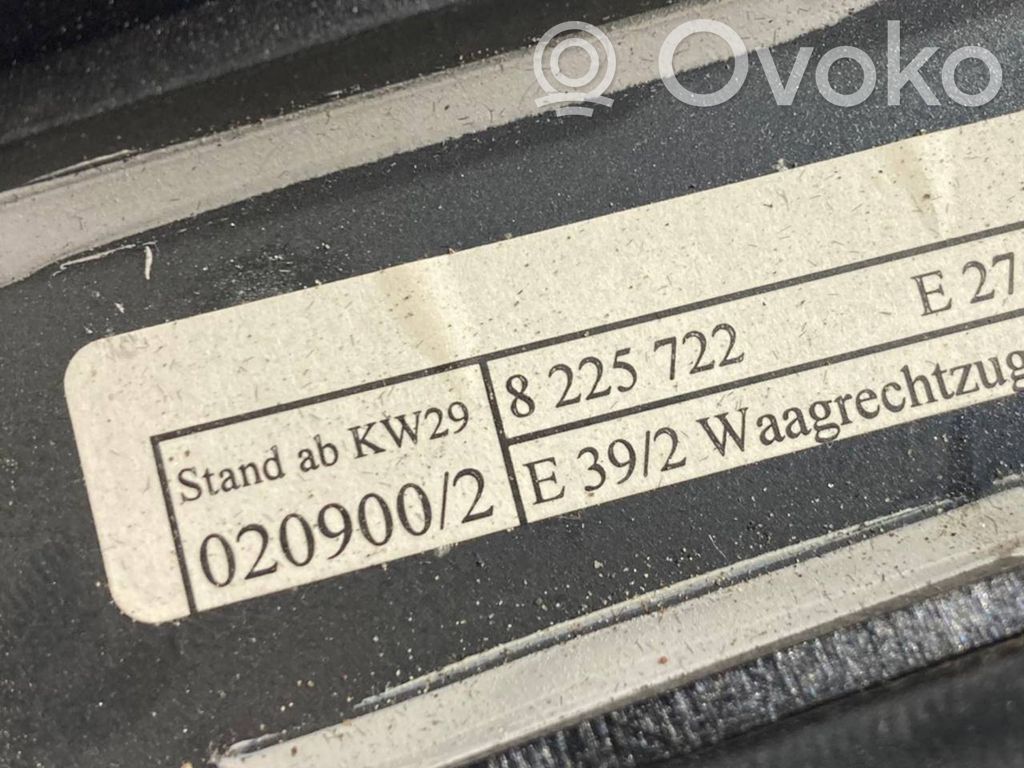 Занавеска на окне сзади