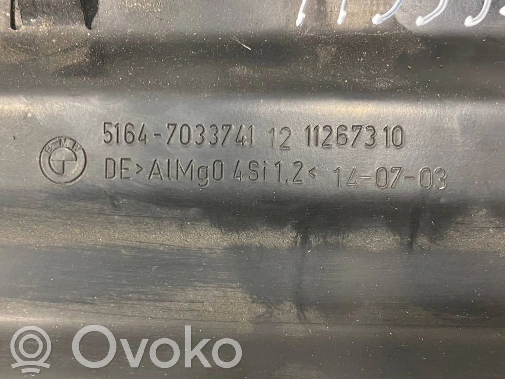 Radiatoru paneļa augšējā daļa (televizors)