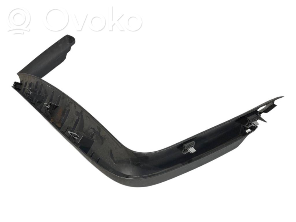 Augšējā dekoratīvā apdare (pie loga)