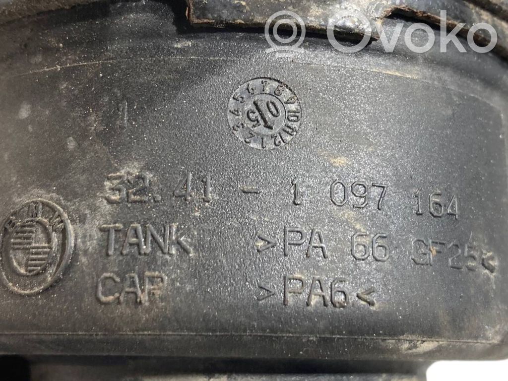 Stūres pastiprinātāja šķidruma tvertne