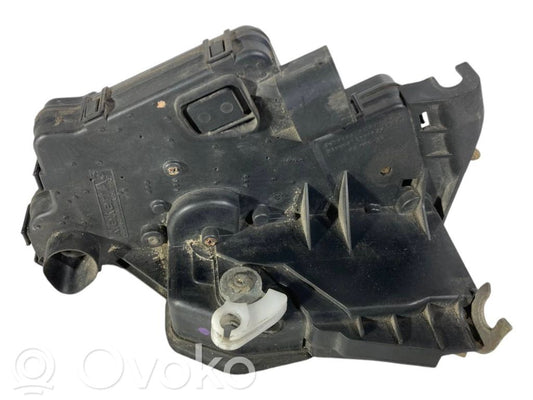 Priekšpusē slēdzene