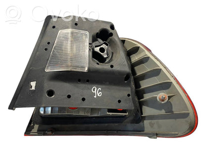 Aizmugurējais lukturis virsbūvē