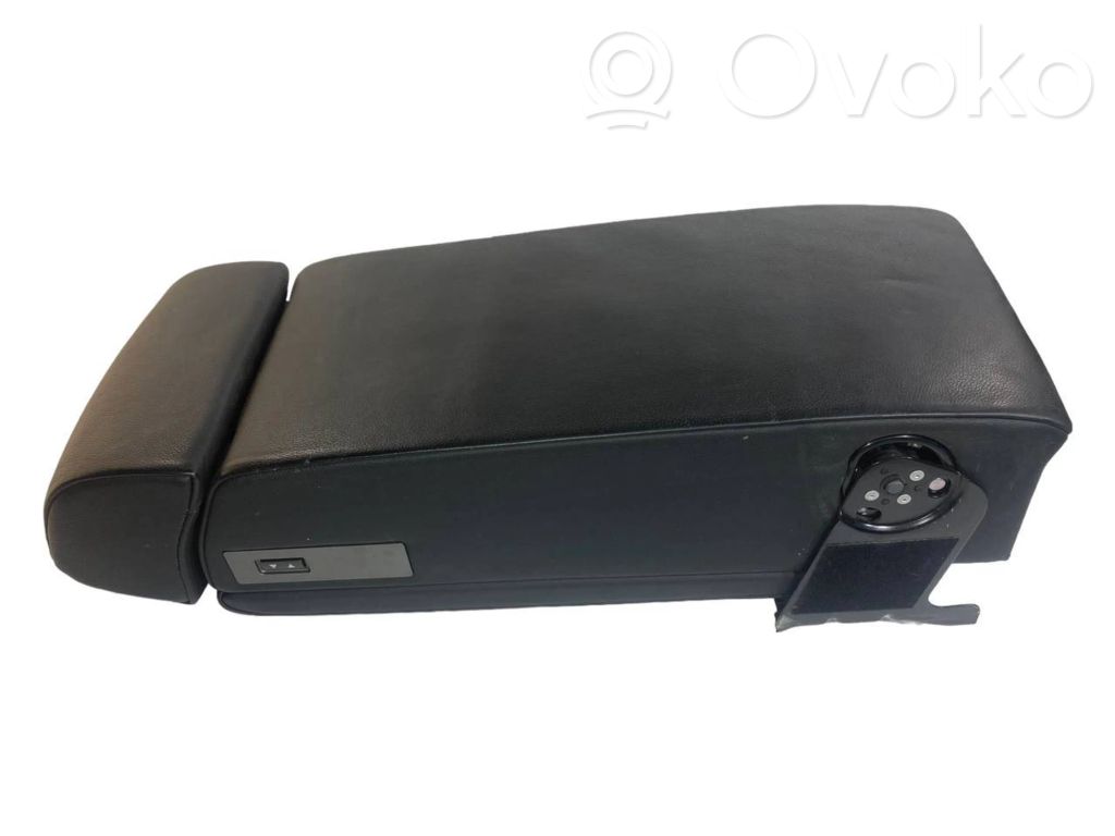 Aizmugurējā sēdekļa roku balsts