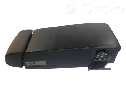 Aizmugurējā sēdekļa roku balsts