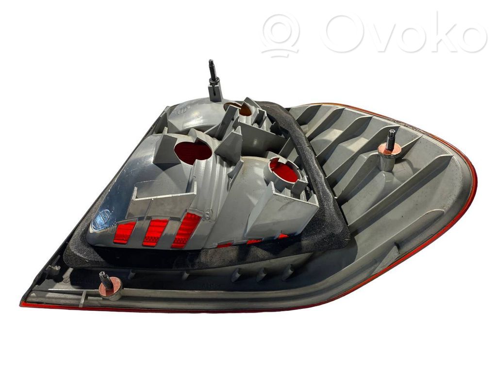 Aizmugurējais lukturis virsbūvē