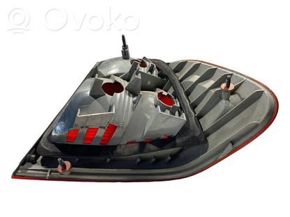 Aizmugurējais lukturis virsbūvē