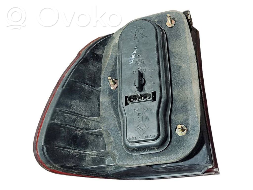 Задний фонарь в кузове