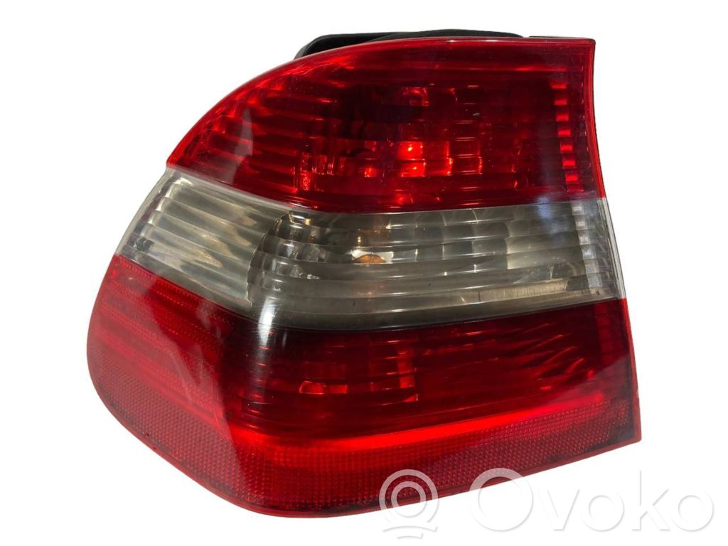 Aizmugurējais lukturis virsbūvē