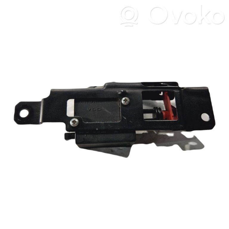 Aizmugurējā pārsega slēdzene