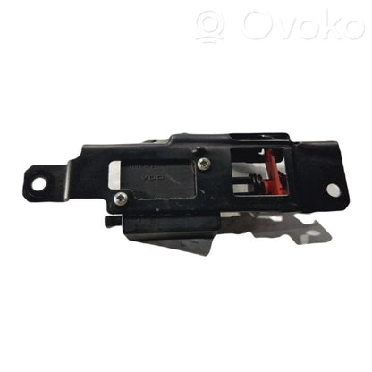 Aizmugurējā pārsega slēdzene