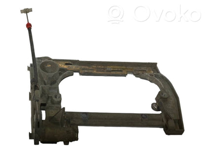 Priekšpusē turētājs / kronšteins ārējam atvēršanas rokturim