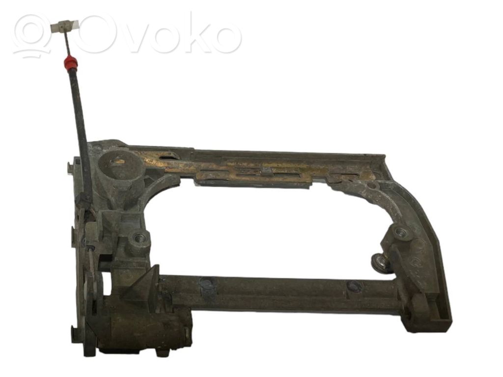 Priekšpusē turētājs / kronšteins ārējam atvēršanas rokturim