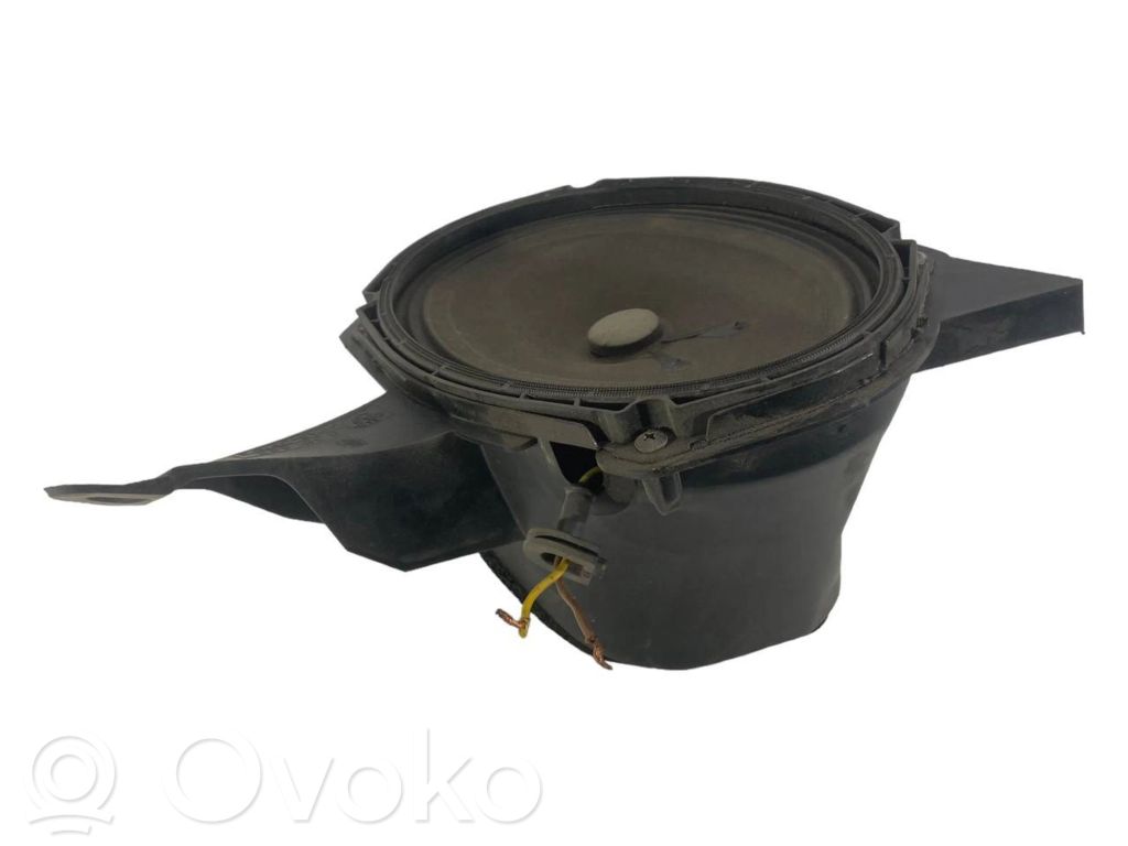 Skaļrunis (-i) aizmugurējā palodzē