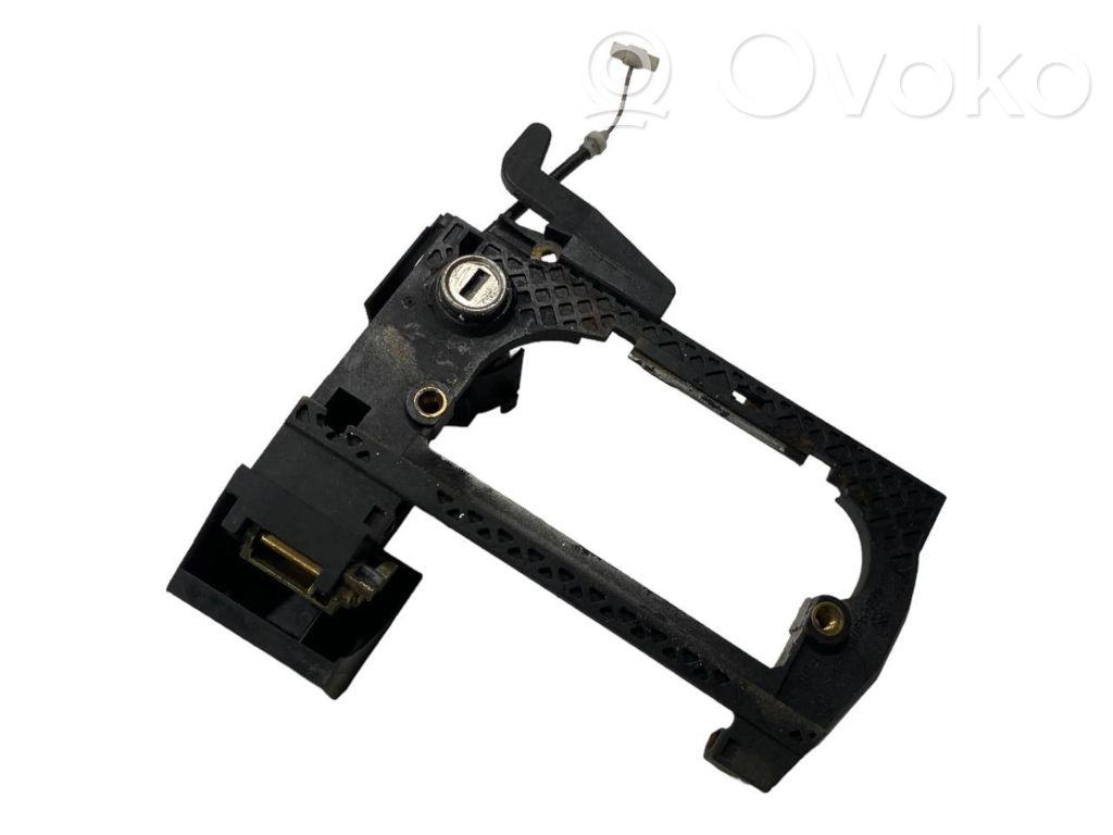 Priekšpusē turētājs / kronšteins ārējam atvēršanas rokturim