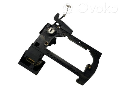 Priekšpusē turētājs / kronšteins ārējam atvēršanas rokturim