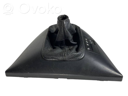 Ātrumu pārslēgšanas sviras dekoratīvā apdare (plastmasas)