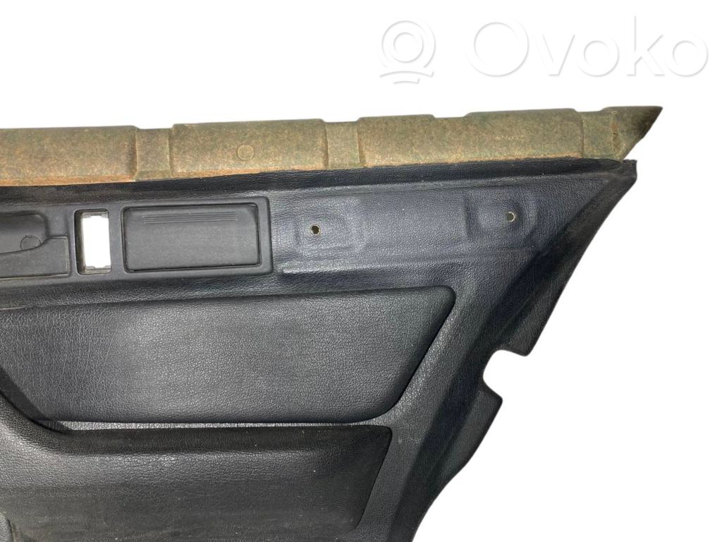 Apšuvums aizmugurējām durvīm