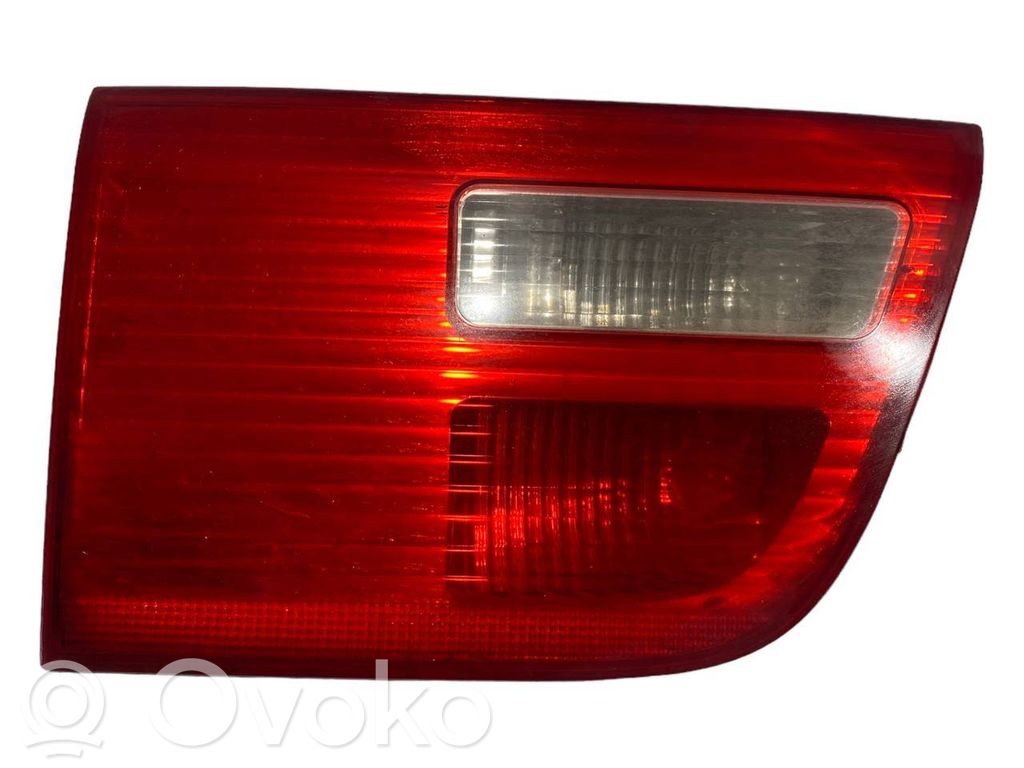 Aizmugurējais lukturis pārsegā