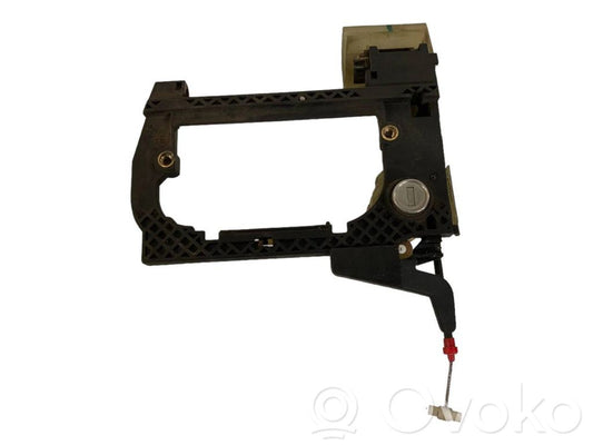 Priekšpusē turētājs / kronšteins ārējam atvēršanas rokturim