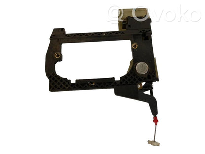 Priekšpusē turētājs / kronšteins ārējam atvēršanas rokturim