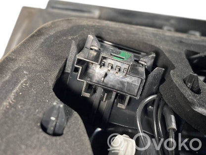 Aizmugurējais lukturis pārsegā