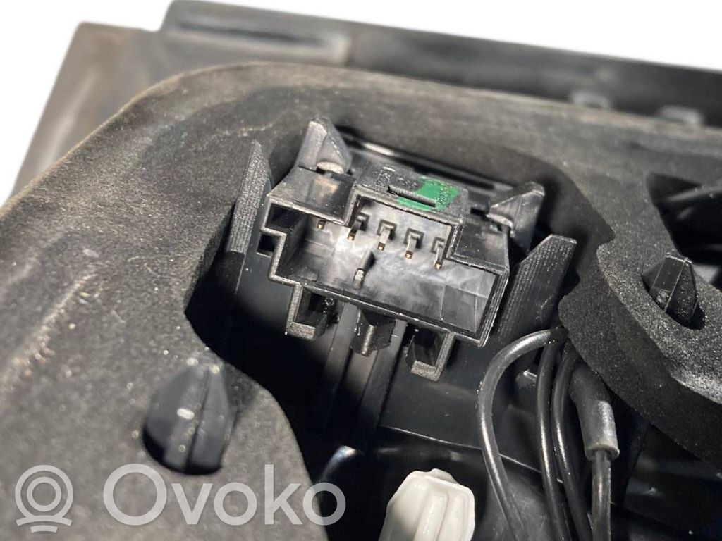 Aizmugurējais lukturis pārsegā