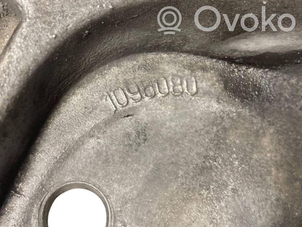 Engine mounting bracket