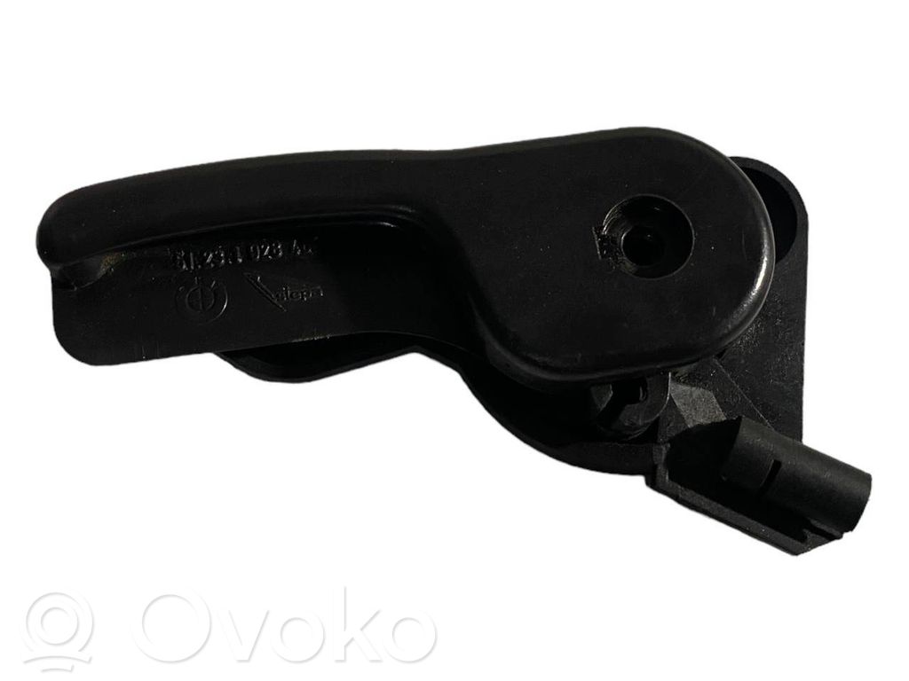 Dzinēja pārsega attaisīšanas rokturītis