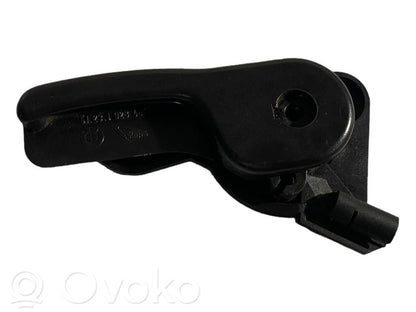 Dzinēja pārsega attaisīšanas rokturītis