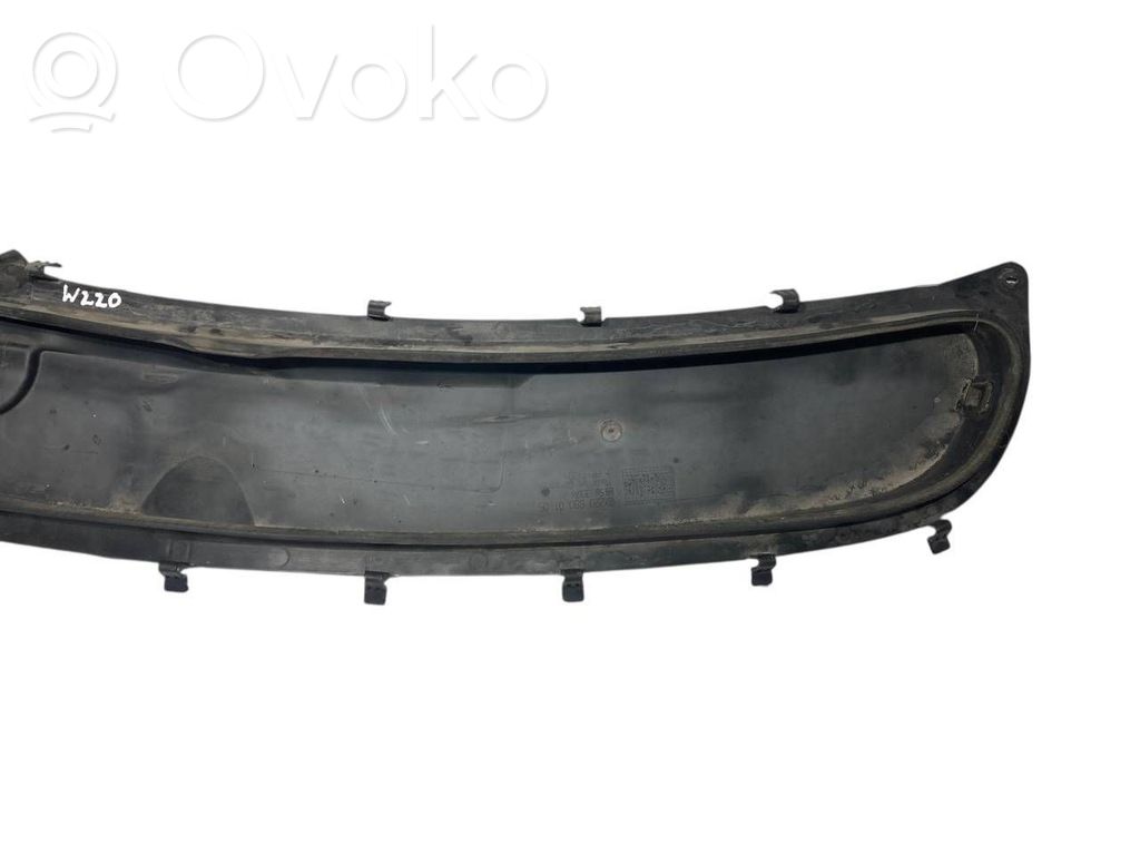 Dzinēja pārsega dekoratīvais režģis