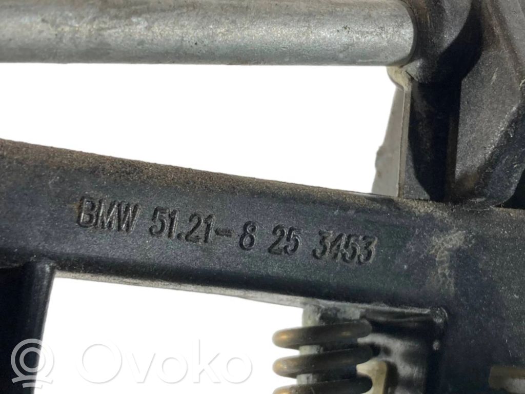 Priekšpusē turētājs / kronšteins ārējam atvēršanas rokturim