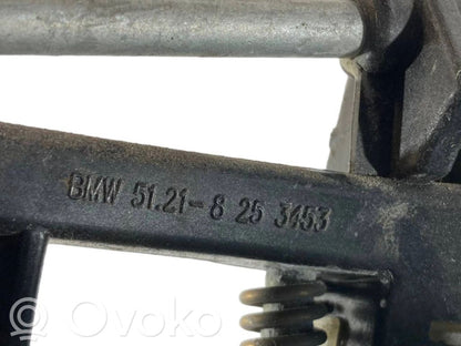 Priekšpusē turētājs / kronšteins ārējam atvēršanas rokturim